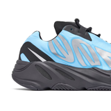 Yeezy Boost 700 MNVN Cyan brillant