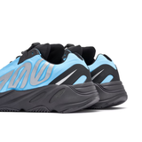 Yeezy Boost 700 MNVN Cyan brillant